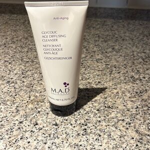 Glycolic Age Diffusing Cleanser - White